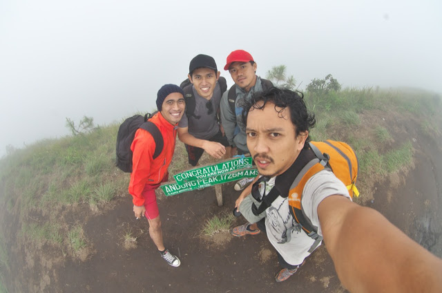 Puncak Gunung Andong berselimut kabut