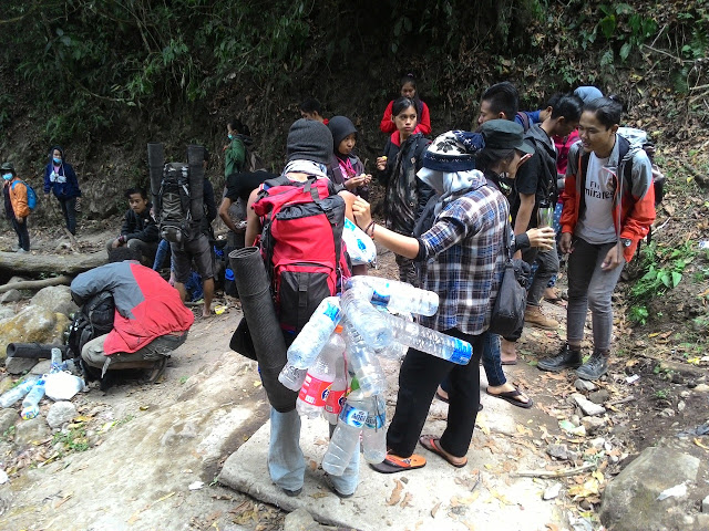 Para pendaki Gunung Ungaran yang siap melanjutkan perjalanan pulang setelah mengambil air