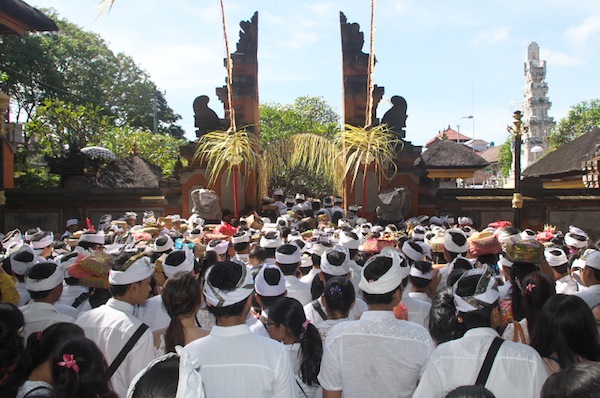 Umat Hindu menunggu di depan Pura Agung Jagatnatha untuk mengikuti prosesi upacara peringatan Hari Raya Saraswati