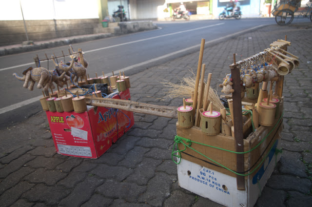 Berbagai macam mainan tradisional dari bambu - www.ardiannugroho.com